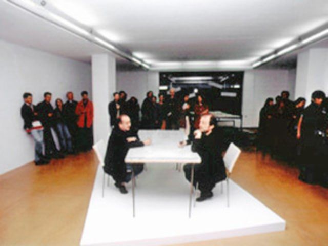 Franz West mit einer Geste von Raymond Hains. Telefonskulpturen, Sitz- und Liegegelegenheiten!